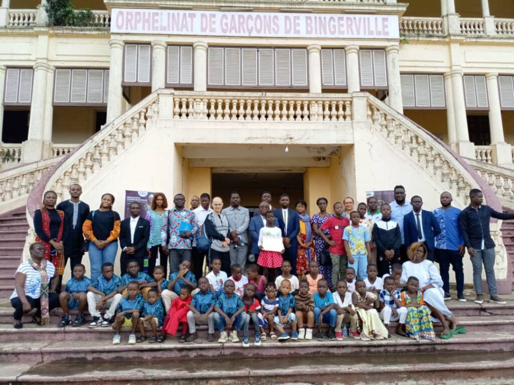 Ph/Photo de famille à l'esplanade de l'Orphelinat de Bingerville 